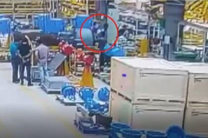 VIDEO: तीन मजदूरों पर गिरा मशीन का ढक्कन, एक की मौत