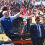 PM मोदी कर रहे थे रोड शो, तभी आया एक शख्स…