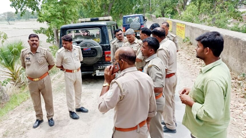 जमीनी विवाद के चलते लूट के झूठे मुकदमे में चचेरे भाई को फंसाना चाहता था सिपाही, हुआ सस्पेंड