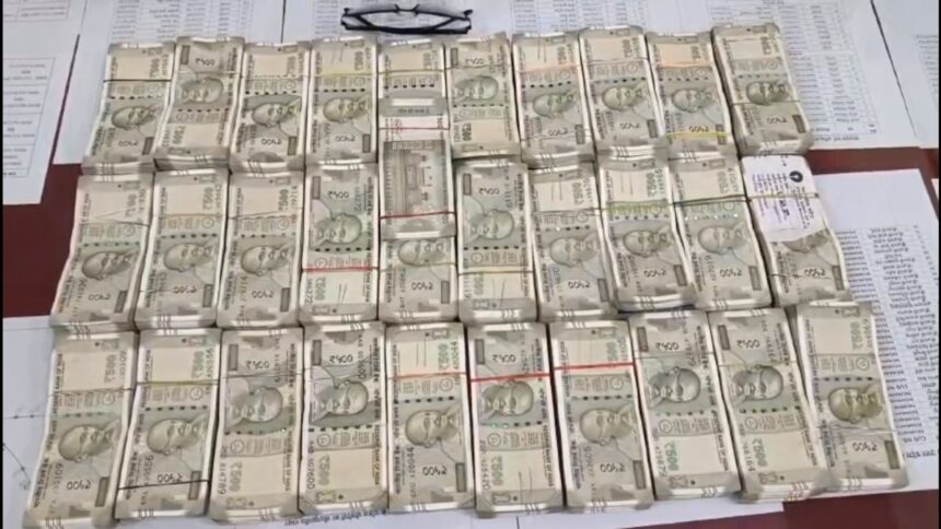 सिंपल सा लड़का, 500 की गड्डियों से भरा बैग और… Cash देख पुलिस भी हैरान