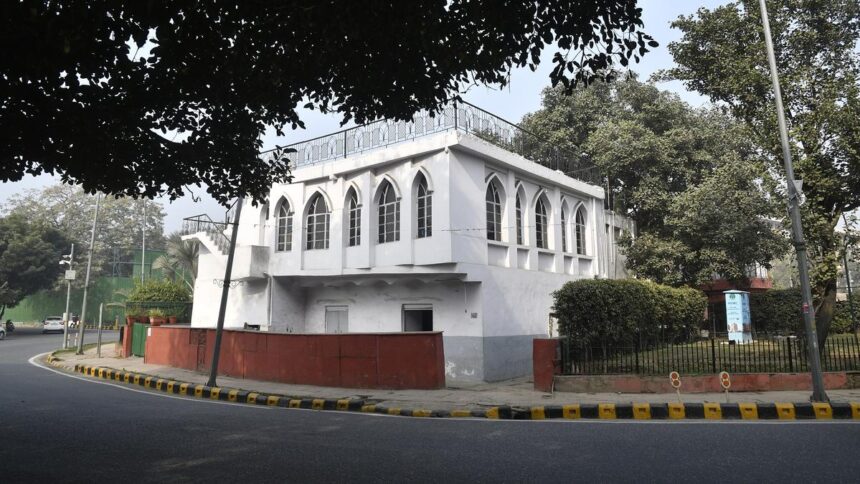 Explaining the role of Heritage Conservation Committee in context of its authority in Sunehri Bagh Mosque demolition 