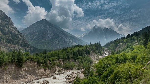 स्वर्ग से कम नहीं है हिमाचल की ये खूबसूरत घाटी, मन मोह लेंगे पहाड़ से गिरते झरने