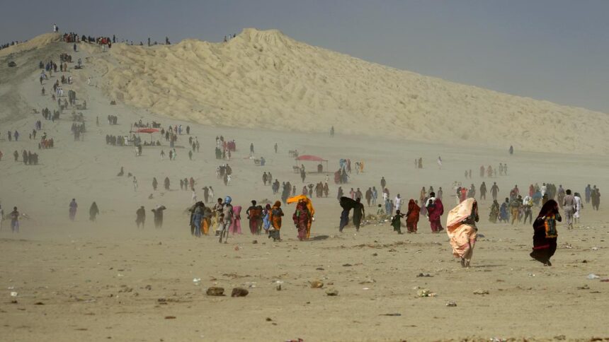 Pakistani Hindus climb mud volcano for annual Hinglaj Mata festival