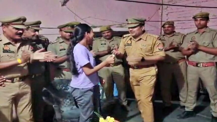 UP: देर रात घर पहुंची पुलिस फोर्स, सकते में आ गए परिजन… फिर बदल गया पूरा सीन