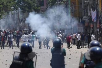 स्टूडेंट्स के हिंसक विरोध प्रदर्शन से बांग्लादेश में बिगड़े हालात, एक पत्रकार समेत 19 की मौत