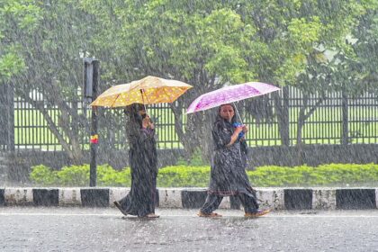 देश के इन राज्यों में आफत बनकर बरस रही बारिश, IMD ने महाराष्ट्र में जारी किया रेड अलर्ट