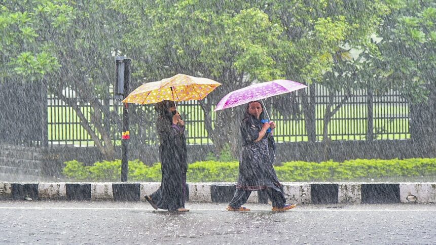 देश के इन राज्यों में आफत बनकर बरस रही बारिश, IMD ने महाराष्ट्र में जारी किया रेड अलर्ट